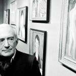 El pintor, imitador y falsificador Elmyr de Hory fotografiado junto a algunas de sus «creaciones»