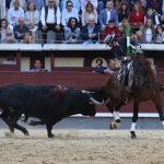 Diego Ventura poniendo banderillas a lomos de «Nazarí», figura estrella de su cuadra. Foto: Rubén Mondelo.