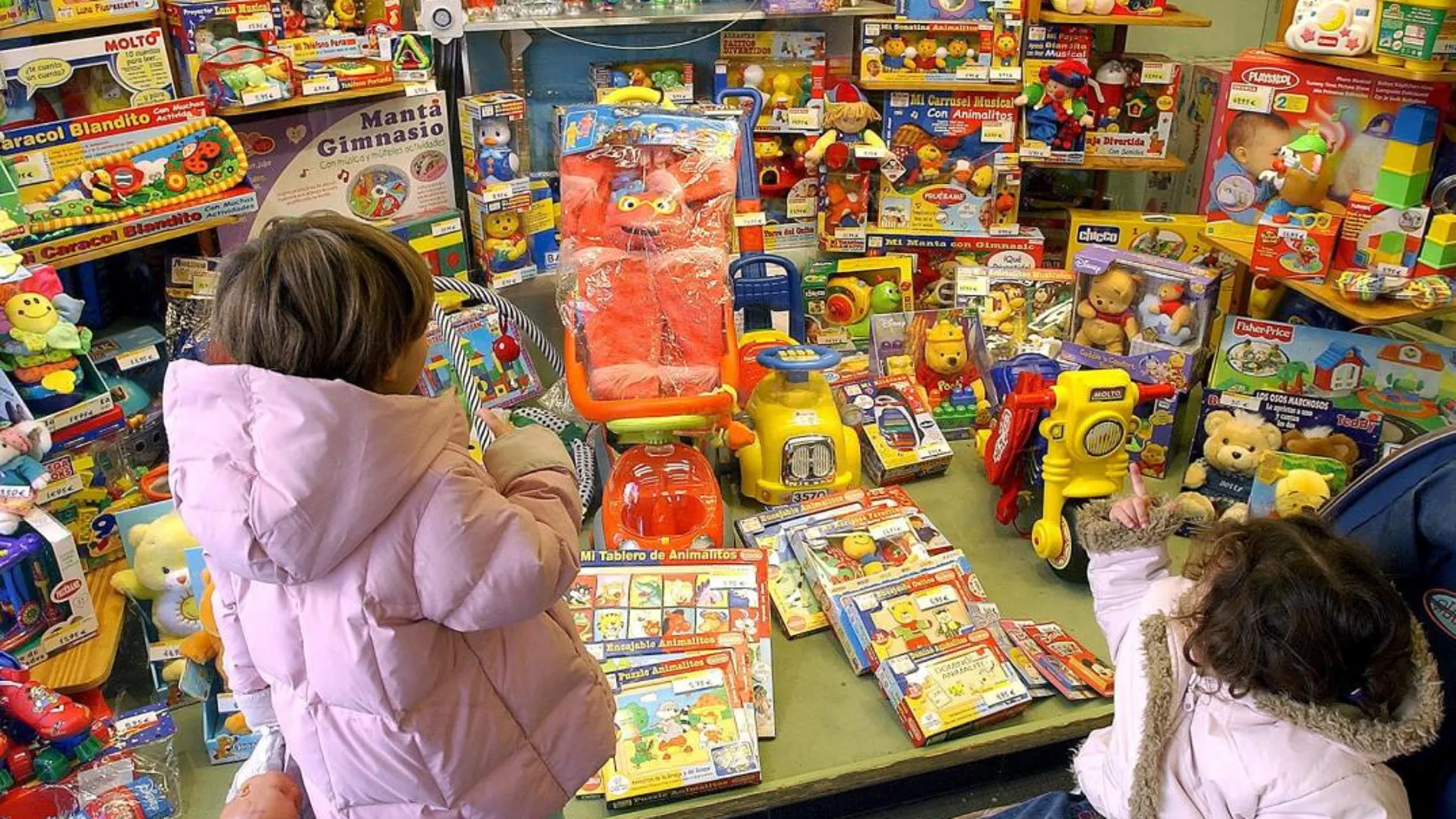 Niños miran juguetes de cara a los Reyes Magos