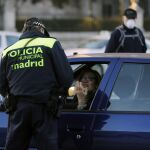 En la imagen, uno de los controles policiales que controla el tránsito de vehículos a la entrada de Madrid a la altura de Moncloa