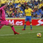 El portero de la UD Las Palmas Raúl Lizoaín se dispone a detener un balón ante Jason (i), del Levante