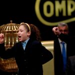 Las niñas de San Ildefonso Aya Ben Hamdouch y Carla García Villnueva muestran el número 03.347 que ha sido agraciado con el primer premio, el Gordo. Foto: Efe