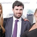 Carla Goyanes junto a su hermana, Caritina, y el marido de ésta, Antonio Matos, en la fiesta de Pullmantur