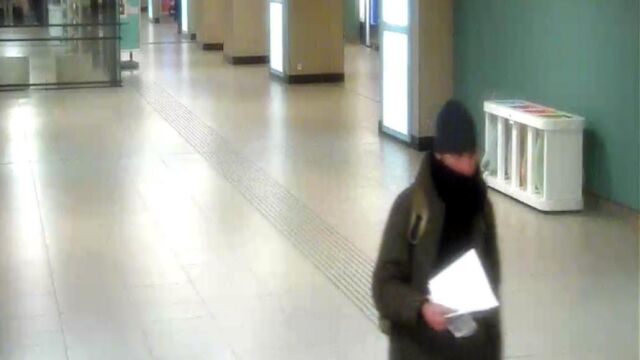 Anis Amri, en una imagen de las cámaras de seguridad a su paso por la estación bruselense de Gare du Nord