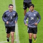 El francés Toulalan y Roque Santa Cruz sonríen en la suave sesión de entrenamiento que el equipo realizó en el Westfalenstadion