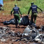 Personal cubano trabaja entre los escombros del avión accidentado el pasado viernes, en La Habana / Efe