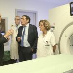 El consejero de Sanidad, Antonio María Sáez Aguado, visita el nuevo TAC junto al gerente del Hospital Clínico de Valladolid, Francisco Javier Vadillo; y la jefa de la Unidad de Radiodiagnóstico, Begoña Cuadrado