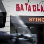 Un motorista pasa junto a la sala de conciertos Bataclan, donde los terroristas mataron hace un año a 90 personas.