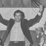Nuevo polémica entre Iglesias y Errejón a cuenta de los símbolos: el puño en alto o la "V"victoria (o de Vendetta)
