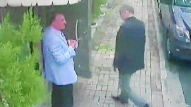 Este fotograma pertenece a la cámara de seguridad del consulado saudí y es la última que se conoce de Jamal Khashoggi. Eran las 13:04 del pasado 2 de octubre y el periodista es recibido por un sonriente funcionario.