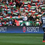 Banderas palestinas en el estadio del Celtic de Glasgow
