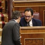 Rafael Hernando y Antonio Hernando durante el Pleno del Congreso