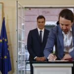 El presidente del Gobierno, Pedro Sánchez (izda), y el secretario general de Podemos, Pablo Iglesias, han firmado hoy en el Palacio de la Moncloa el acuerdo sobre el proyecto de ley de presupuestos para 2019. Foto: Javier Fdez-Largo