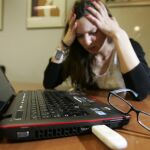 Una mujer se echa las manos a la cabeza