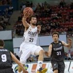 El base del Real Madrid Sergio Llull (c) pasa ante los jugadores del Bilbao Basket Raúl López (d) y el letón Dairis Bertans, durante la primera semifinal de la Supercopa de baloncesto que disputan hoy en el pabellón Buesa Arena de Vitoria.