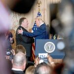 Donald Trump da la bienvenida a Mike Pompeo como nuevo jefe de la diplomacia de EE UU en una ceremonia celebrada ayer en el Departamento de Estado / AP