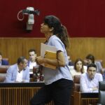 La portavoz parlamentaria de Podemos, ayer camino del atril en la Cámara autonómica