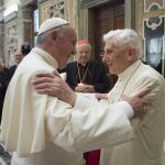 Francisco y Benedicto XVI abrázandose durante una ceremonia por la celebración del sexagésimo quinto aniversario de la ordenación sacerdotal de Joseph Ratzinger