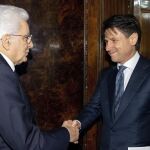 Giuseppe Conte estrecha la mano al presidente de la República, Sergio Mattarella/Foto: Efe