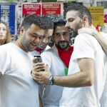 Los grupos de jóvenes congregados en los Sanfermines utilizan los «selfies» para inmortalizar la diversión.