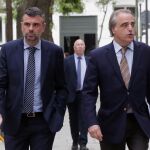 El exconseller de Empresa, Santiago Vila (i), junto a su abogado, Pau Molins, a su llegada al Tribunal Supremo / Efe