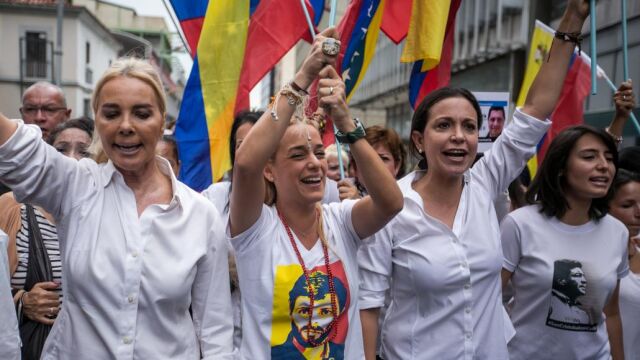Lilian Tintori (2i) esposa del líder opositor preso Leopoldo López, acompañada de la dirigente opositora María Corina Machado (2d); la esposa del presidente del Parlamento venezolano, Henry Ramos Allup, Diana D'Agostino (i); y Patricia Gutiérrez de Ceballos (d), esposa del dirigente político Daniel Ceballos