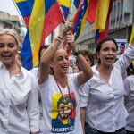 Lilian Tintori (2i) esposa del líder opositor preso Leopoldo López, acompañada de la dirigente opositora María Corina Machado (2d); la esposa del presidente del Parlamento venezolano, Henry Ramos Allup, Diana D'Agostino (i); y Patricia Gutiérrez de Ceballos (d), esposa del dirigente político Daniel Ceballos