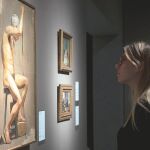 Una visitante observa la obra «Academia» (1896-1897), de Pablo PIcasso, una de las novedades en la colección de arte moderno