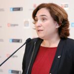 El consistorio de Barcelona presentó ayer el paquete de medidas contra la pobreza energética, como la de exigir «corresponsabilidad» a las eléctricas