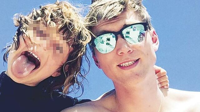 El empresario y modelo junto a una divertida June, hija menor de la modelo, tomada en vacaciones el pasado verano
