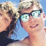 El empresario y modelo junto a una divertida June, hija menor de la modelo, tomada en vacaciones el pasado verano