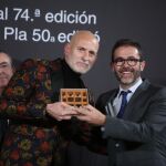 Alejandro Palomas con el galardón