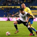 Santi Mina (i) pelea un balón con el defensa de Las Palmas Alejandro Gálvez (d)