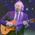 Joan Manuel Serrat cantó ayer en las noches del Botánico ante un público entregado