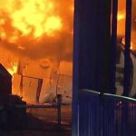 Imagen del aparatoso incendio provocado tras el accidente. Foto: Reuters