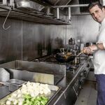 El chef Miguel Álvarez en la cocina de su restaurante de Oviedo, donde ofrece carnes asturianas y lechazo de Castilla