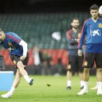 Sergio Ramos ensaya los lanzamientos a puerta ante la mirada de Morata
