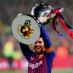 De Leo Messi, la Generalitat destaca que es reconocido como el mejor futbolista de todos los tiempos y encarna unos atributos sociales primordiales como la humildad, honestidad, creatividad, sentido de equipo y respeto