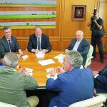 El alcalde de León, Antonio Silván, se reúne con los representantes de las organizaciones empresariales.