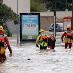 Bomberos trabajan en las operaciones de rescate de las inundaciones de Francia/Efe