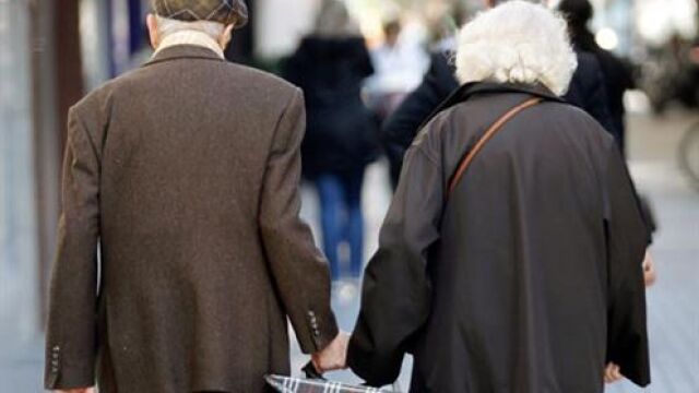 Dos jubilados caminando juntos
