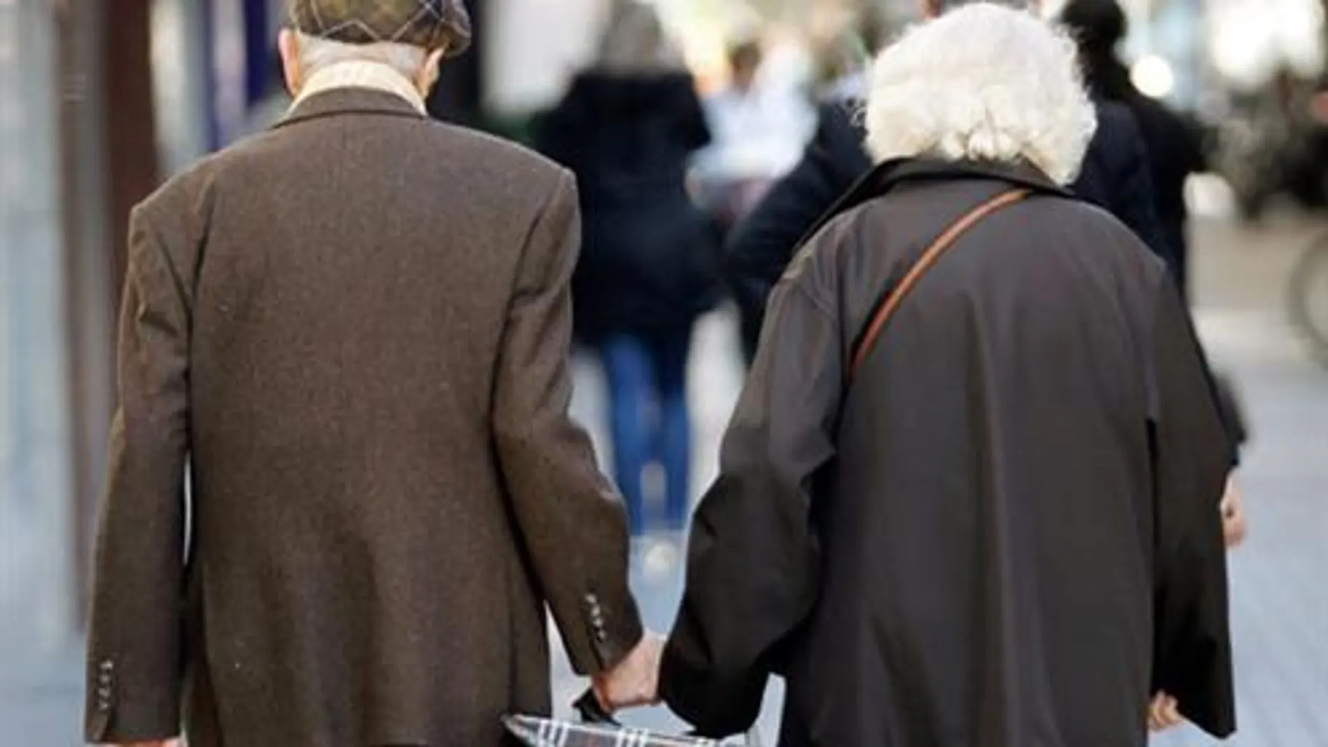 Dos jubilados caminando juntos