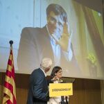 Ferran Mascarell y Gemma Geis en un acto de la Crida con Puigdemont en un vídeo desde Bruselas