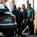 Momento en el que Bernardo Montoya llega con la Guardia Civil para realizar una reconstrucción de los hechos, en El Campillo (Huelva). EFE/Raúl Caro