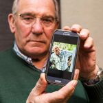 El hermano del empresario asesinado con la foto que le mandó desde Venezuela unos días antes del suceso /Alberto Rodrigo/Diario de Burgos