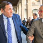 El consejero de Sanidad, Antonio María Sáez Aguado, y el rector de la Universidad de Salamanca, Ricardo Rivero, inauguran el Simposio