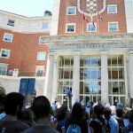 Un grupo importante de estudiantes de la Complutense se manifestaron para reclamar que no se readmita a Cristina Cifuentes en esta universidad