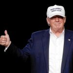 Los críticos de Donald Trump, en la imagen, consideran que aprovecharía la presidencia para limpiar sus cuentas