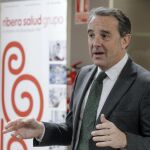 Javier Palau, director gerente del Hospital de la Ribera, ayer durante su comparecencia ante los medios de comunicación