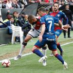 Bebe protege la pelota ante Ferreiro